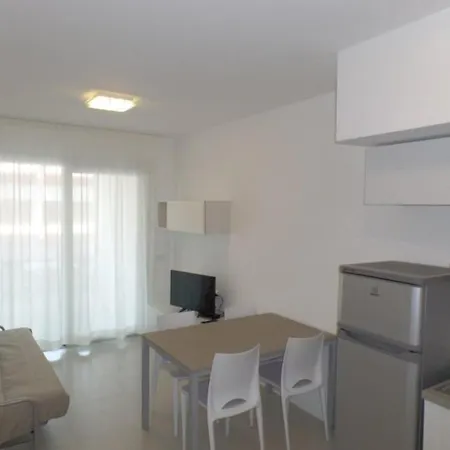 Modern With Rooftop Pool * 比比翁