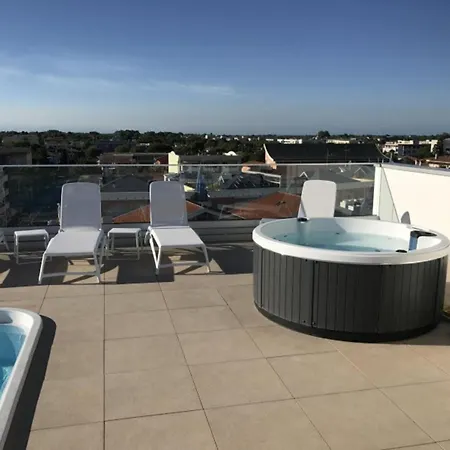 Modern With Rooftop Pool 公寓