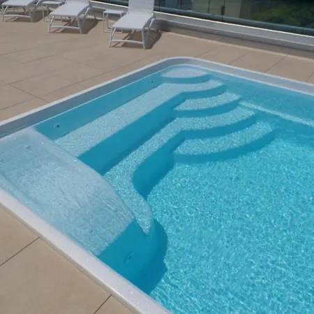 Modern With Rooftop Pool 公寓