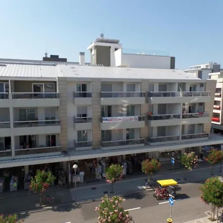 Modern With Rooftop Pool 比比翁